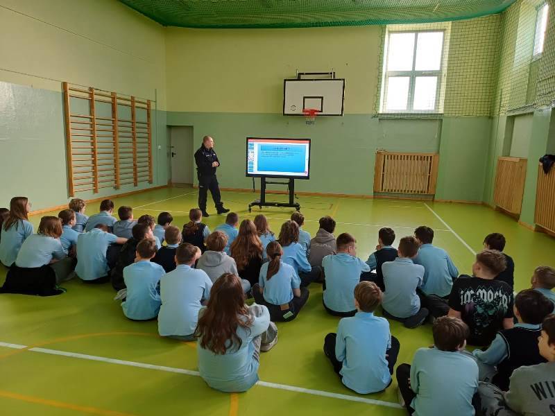Bezpieczeństwo w internecie tematem rozmów z uczniami Szkoły Podstawowej nr 1 w Brzezinach